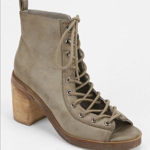 Deena & Ozzy peep-toe, lace up bootie
